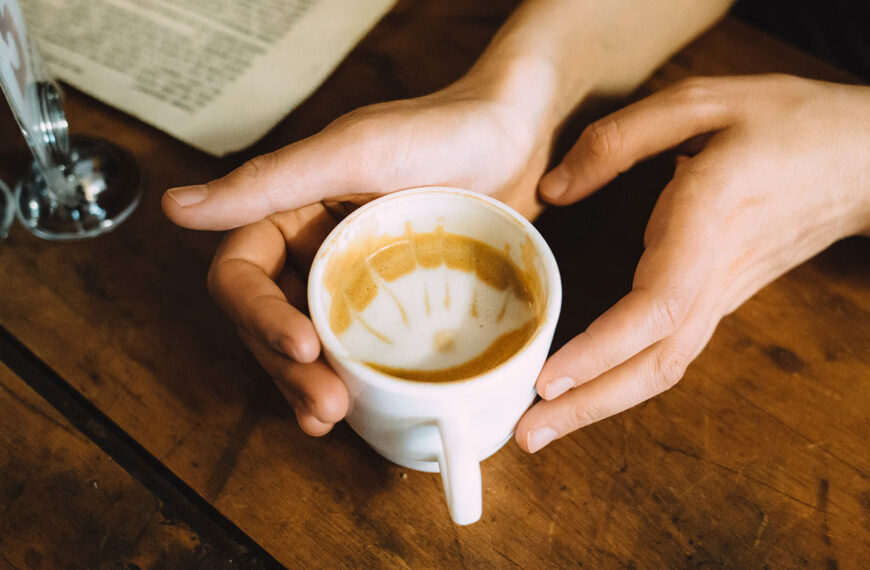 Bere caffè la sera fornisce benefici 3 volte superiori rispetto al mattino