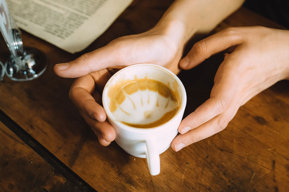 Bere caffè la sera fornisce benefici 3 volte superiori rispetto al mattino